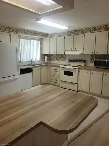 Large open kitchen with peninsula.