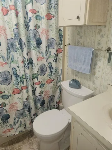 Second full bath w/tub.