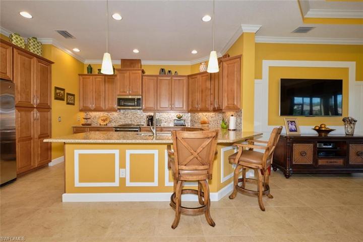 Beautiful upgraded kitchen cabinets and trim work throughout.