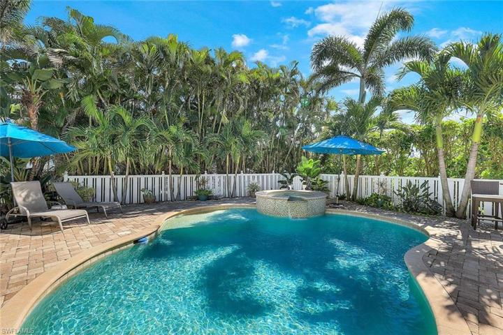 36" Spillover Spa, Paver Deck, Tropical Setting