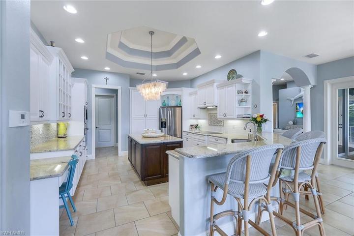 Spectacular FUN, Oversized by Cozy, Yes! Room For the Guest Who Love to Hang Out In the Kitchen!