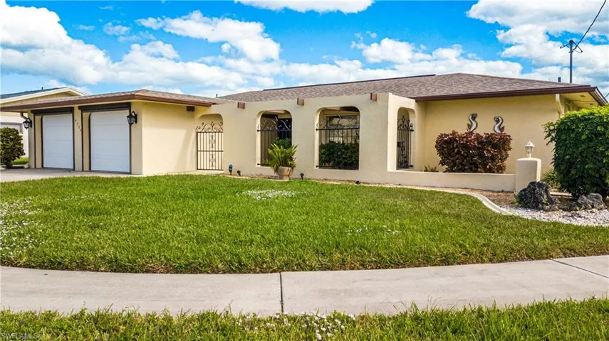 4554  Vinewood  CIR, North Fort Myers, FL 33903