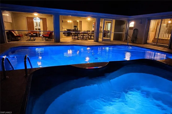 Virtuall staged Pool at night