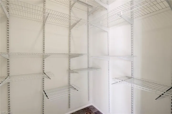 Customizable closet shelving system