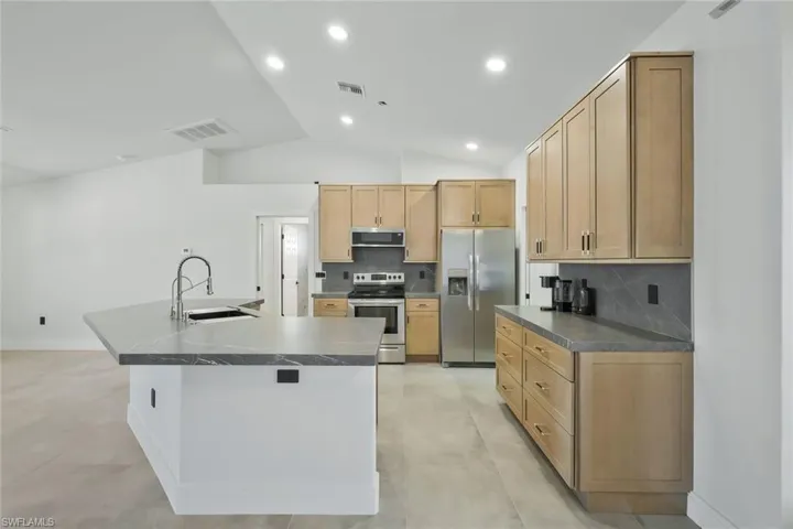 2200 Ne 9th Ave, Cape Coral, Florida 33909