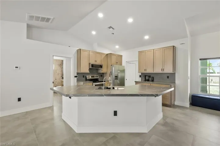 2200 Ne 9th Ave, Cape Coral, Florida 33909
