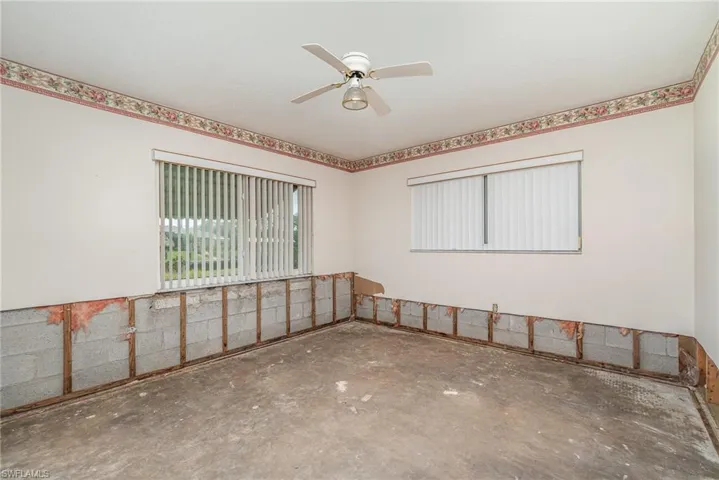Empty room featuring ceiling fan and concrete floors