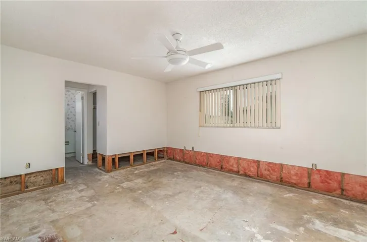 Empty room featuring ceiling fan, a textured ceiling, and concrete flooring