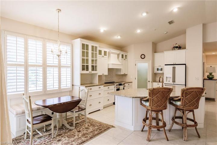 KITCHEN & CASUAL DINING AREA