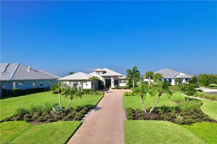 View of front facade featuring a front lawn