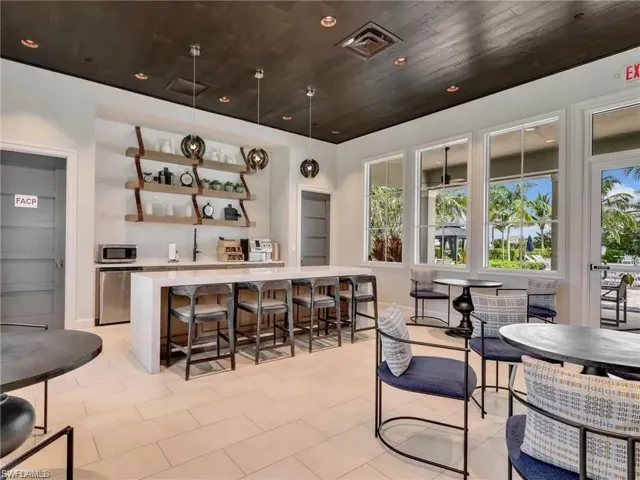 9062 Montserrat Dr, Naples, Florida 34114
