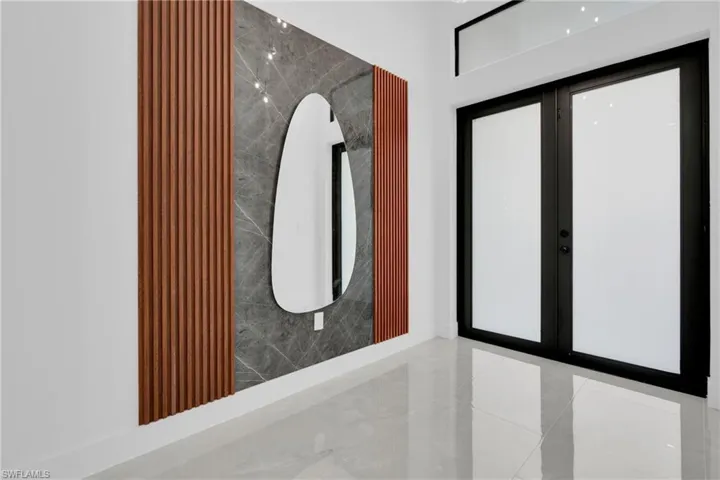 French Door, foyer