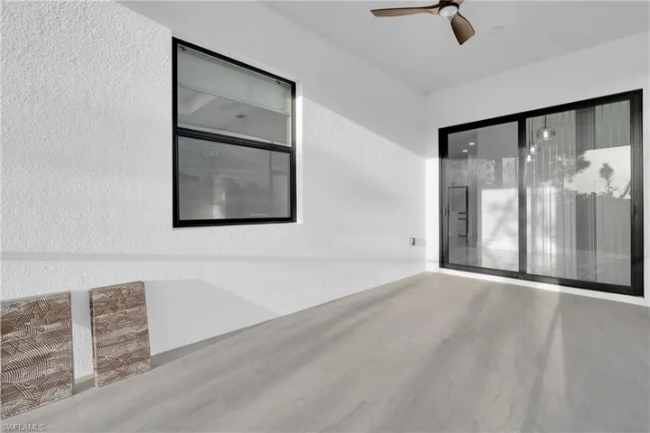 Screen Lanai featuring ceiling fan and a textured wall
