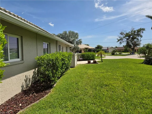 View of grassy yard