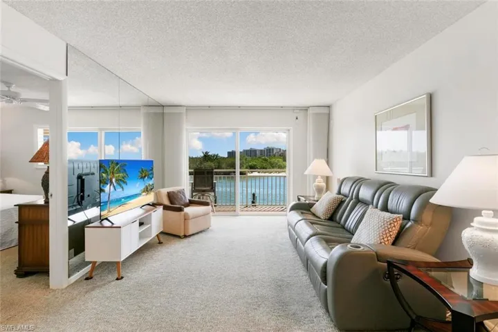 TV/Sitting Area