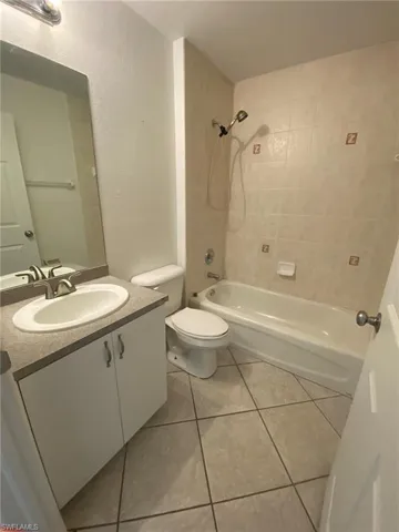 guest bathroom features Shower/tub combination