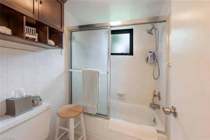 Stoarge on left.   Combination tub/shower.