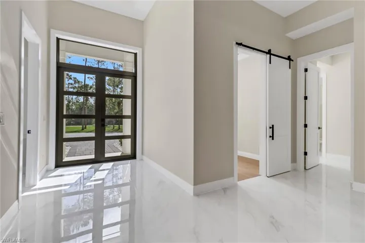 Foyer entrance featuring a barn door