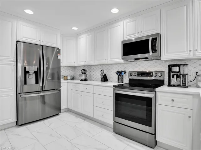 Decorative Backsplash & SS Appliances