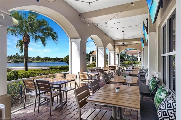 Restaurant w/Indoor & Outdoor Dining