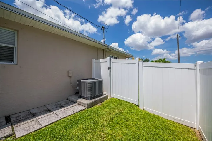 2125 Ne 10th Ave, Cape Coral, Florida 33909