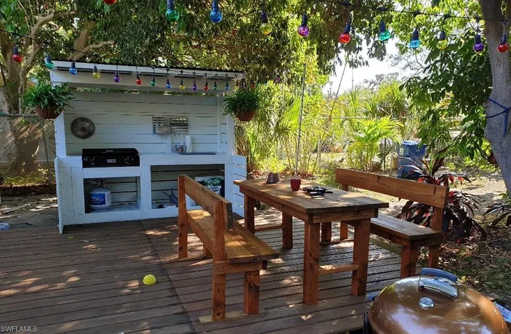Deck featuring outdoor dining space