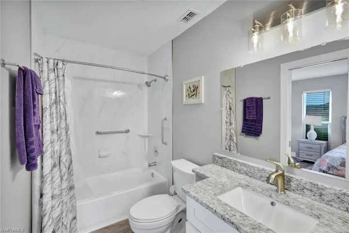 2nd bath with tub