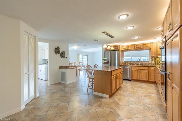 Foyer w/view of kitchen