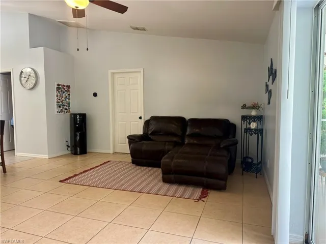 461 1st St Nw, Naples, Florida 34120