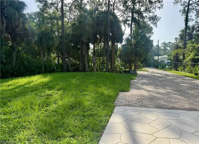 461 1st St Nw, Naples, Florida 34120