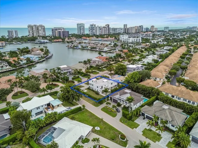 3800  Crayton  RD, Naples, FL 34103