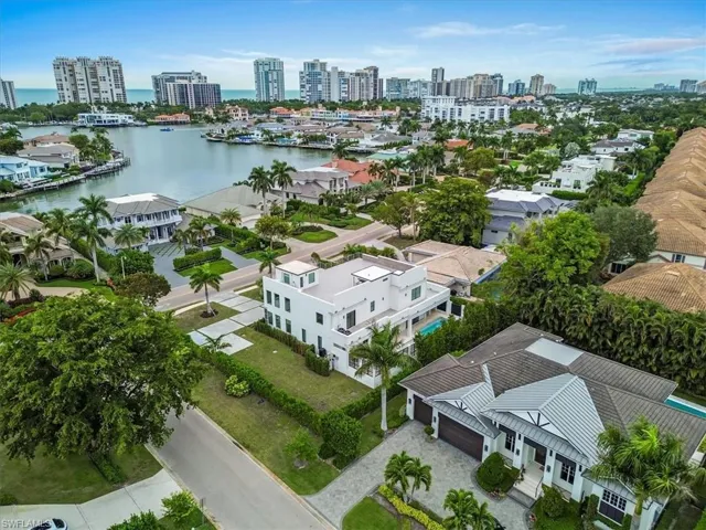 3800  Crayton  RD, Naples, FL 34103
