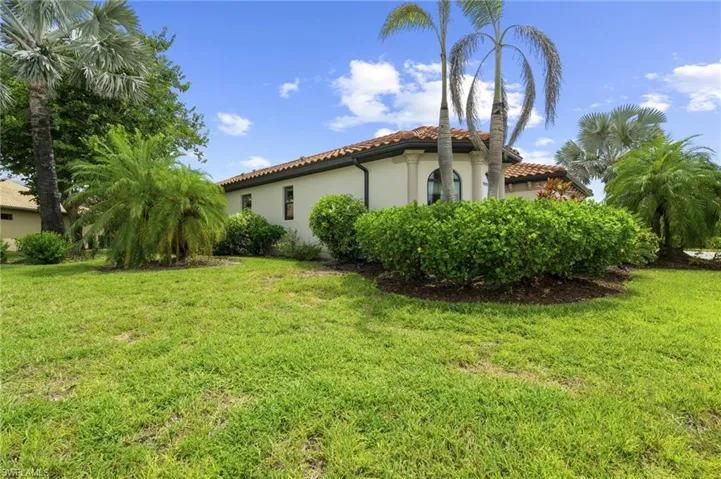 View of grassy yard
