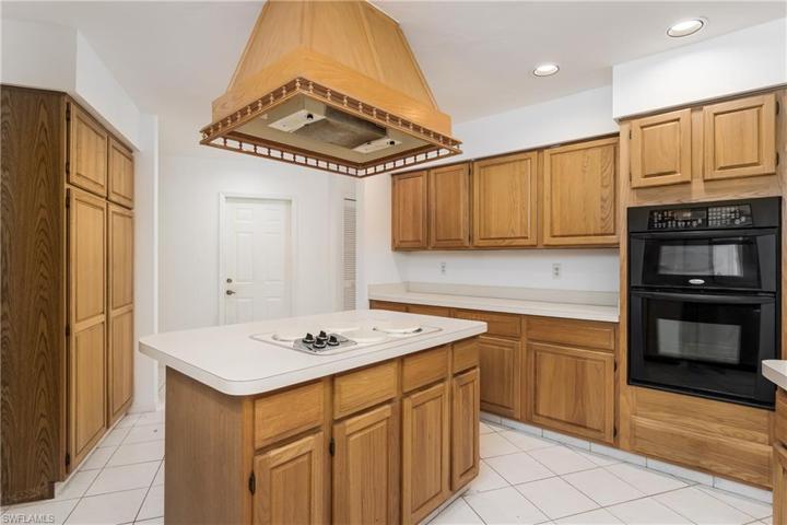 5516 Foxhunt WAY, NAPLES FL 34104