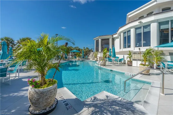 Bay Colony pool and poolside dining