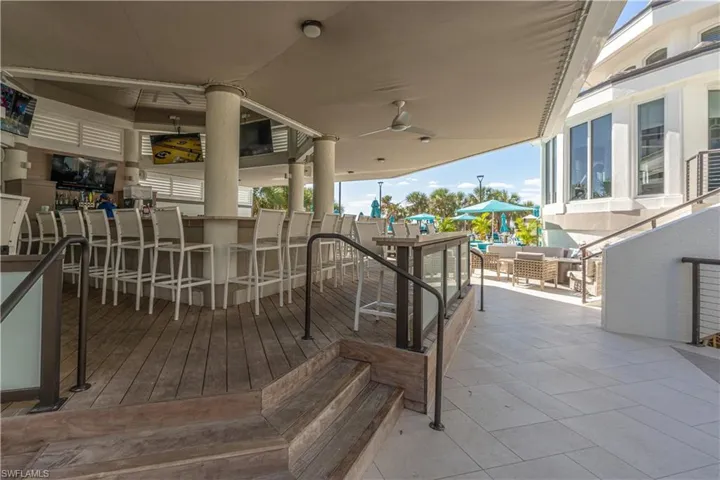 Bay Colony outdoor dining