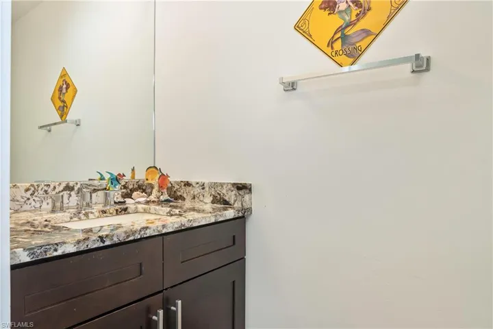 HALF BATH OFF LANAI
