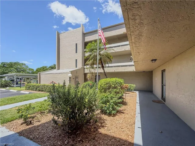 offering fabulous location to all that Naples downtown has to offer