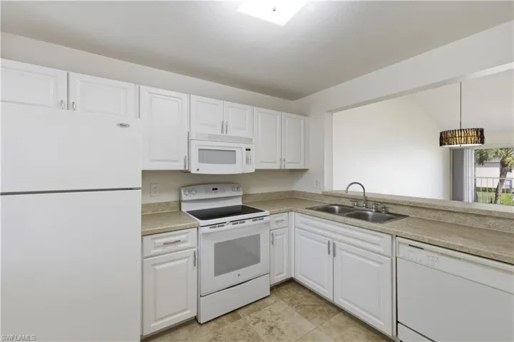 600  Squire  CIR, Naples, FL 34104