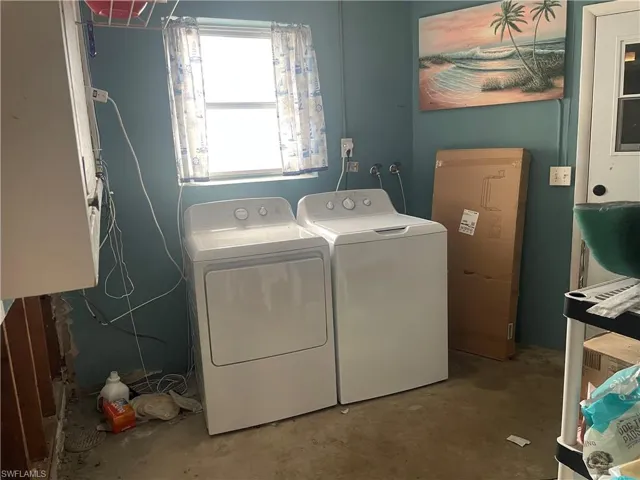 Washroom with washing machine and dryer