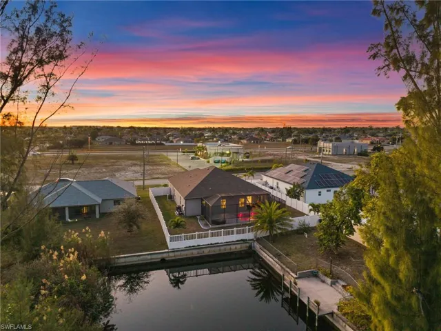 Peaceful Canal-front location