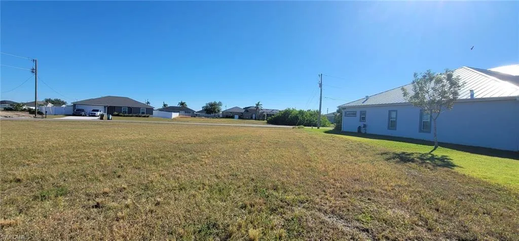 View of grassy yard featuring a residential view