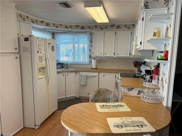 Kitchen with Breakfast Bar