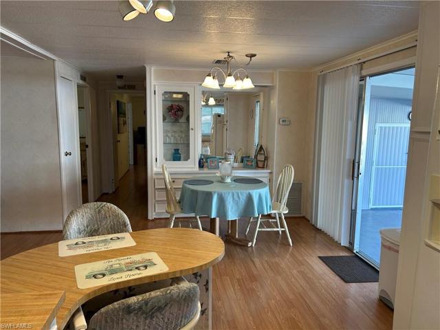 Breakfast Bar and Dining Area w/Hutch