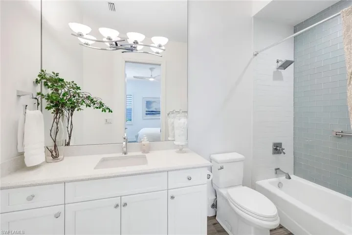 En-suite guest bathroom #2 with Shower/Bathtub Combination