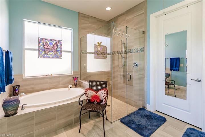 SOAKING TUB TO RELAX IN AFTER THAT LONG DAY OF GOLF & PICKLE BALL.
