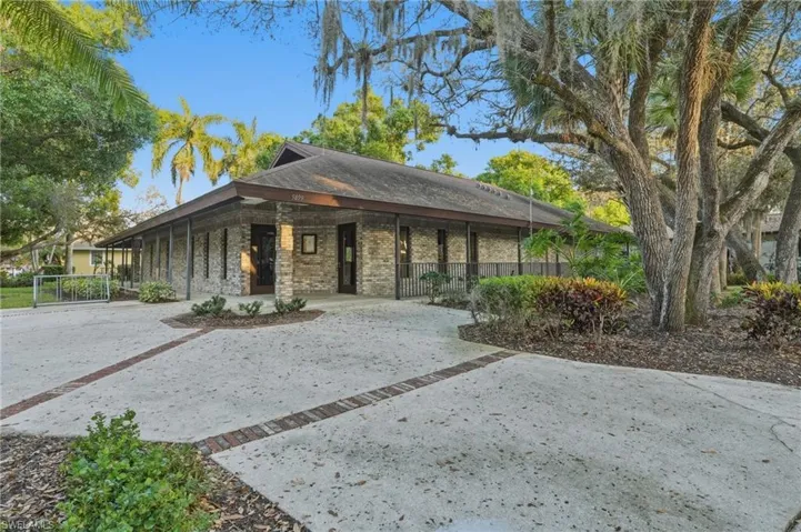 Club house, has billiard, table tennis, Fitness room