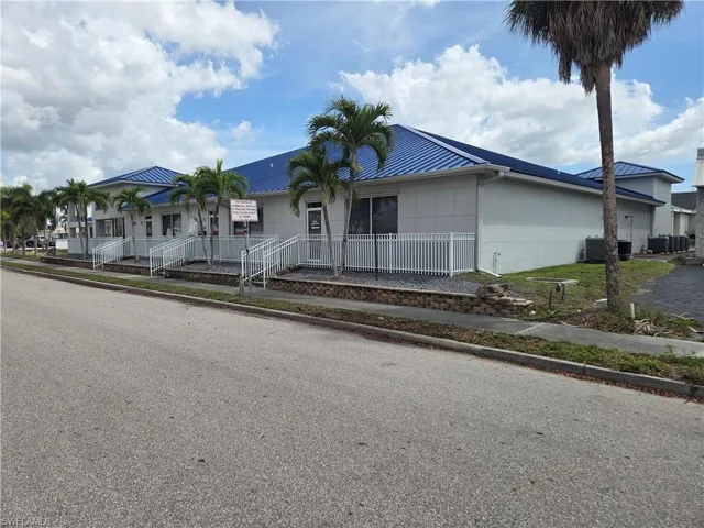 VIEW LOOKING SE ON SE 47 TH STREET