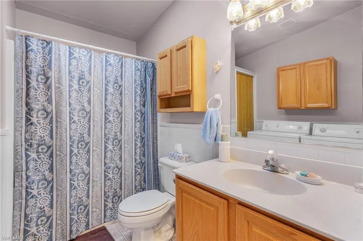 Guest bath with tub/shower