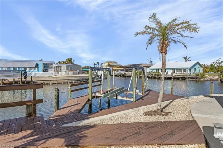 Intersecting canal views from the dock